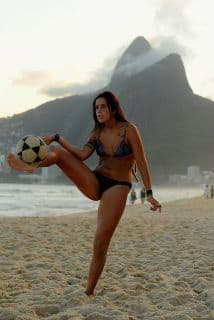 En el año mundialista, no sólo los hombres están locos por el fútbol sino también las "garotas" que no dejan de practicarlo en cuanta oportunidad se les presente.