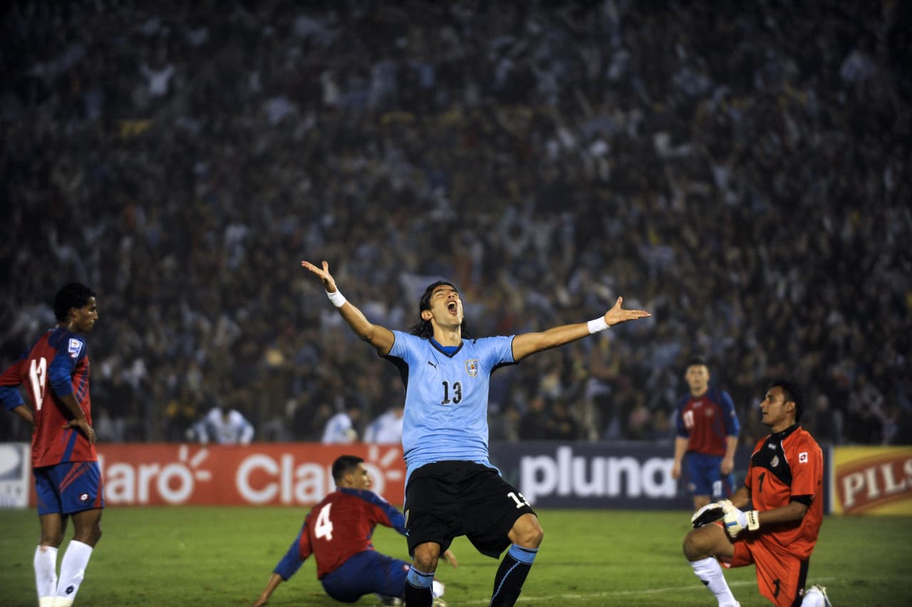 Uruguay ganó en casa por 1-0 y de visitante obtuvo una igualada de 1-1 que le dio la clasificación.