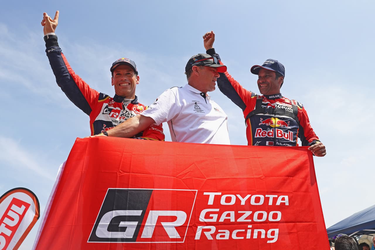 El catarí Nasser Al-Attiyah (der., foto) en autos; Eduard Nikolaev y su equipo Kamaz, integrado por Evgenii Iakovlev y Vladimir Rybakov, en camiones; y el australiano Toby Price en motos, celebraron su triunfo en el Rally Dakar.