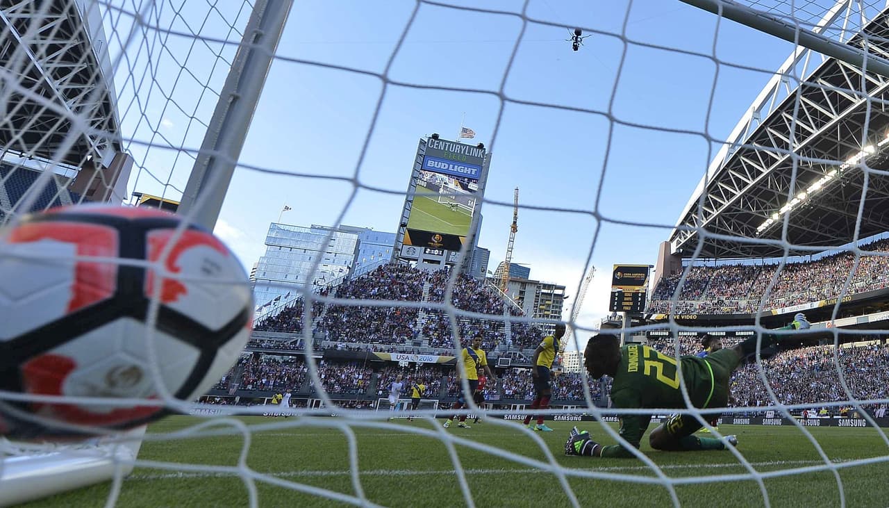 La pelota al fondo de la red para el 1-0 a favor de EEUU.