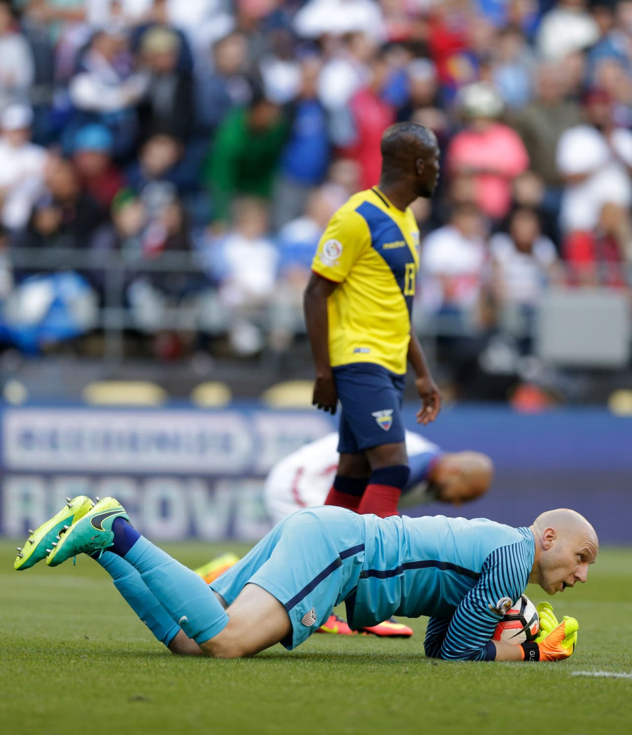 El guardameta de Estados Unidos, Brad Guzan, asegura con el cuerpo un balón en el área.