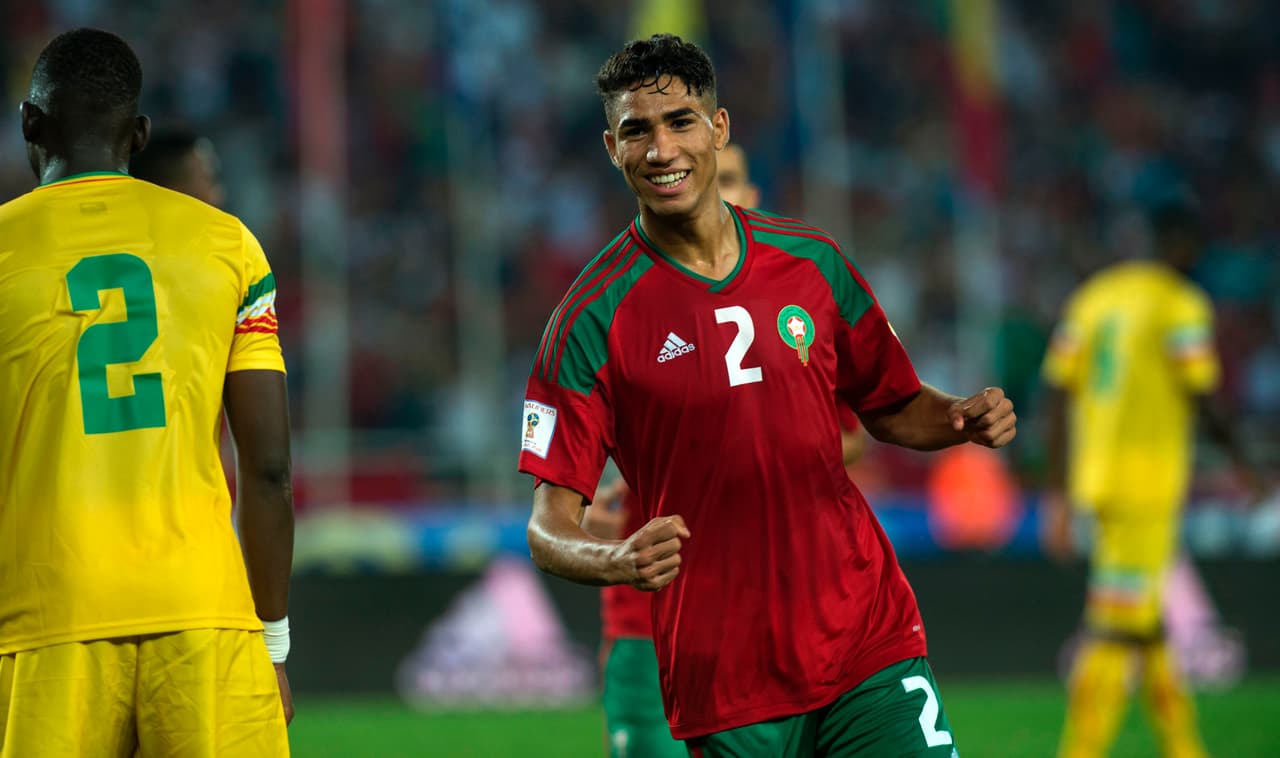 Achraf Hakimi (Marruecos) - Sus primeras apariciones en el primer equipo del Real Madrid lograron poner a este versátil lateral en el ojo de todos. Aunque solo tiene 19 años, ya se perfila como uno de los referentes del equipo africano.