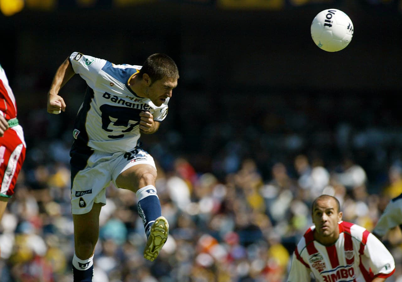 Por su parte, Diego Alonso tuvo un mano a mano que terminó mandando apenas por encima del arco de César.
