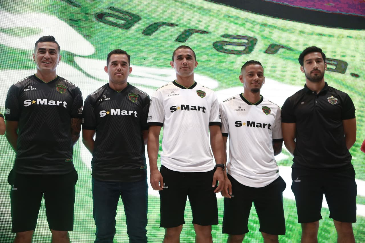 Los Bravos de Ciudad Juárez dieron a conocer sus uniformes para la que será una campaña muy especial, la de su debut en la máxima categoría del balompié mexicano. El equipo fronterizo mostró las tres equipaciones que plantea utilizar a lo largo del Apertura 2019, buscando cautivar a sus aficionados, para que compren las camisetas como pan caliente.