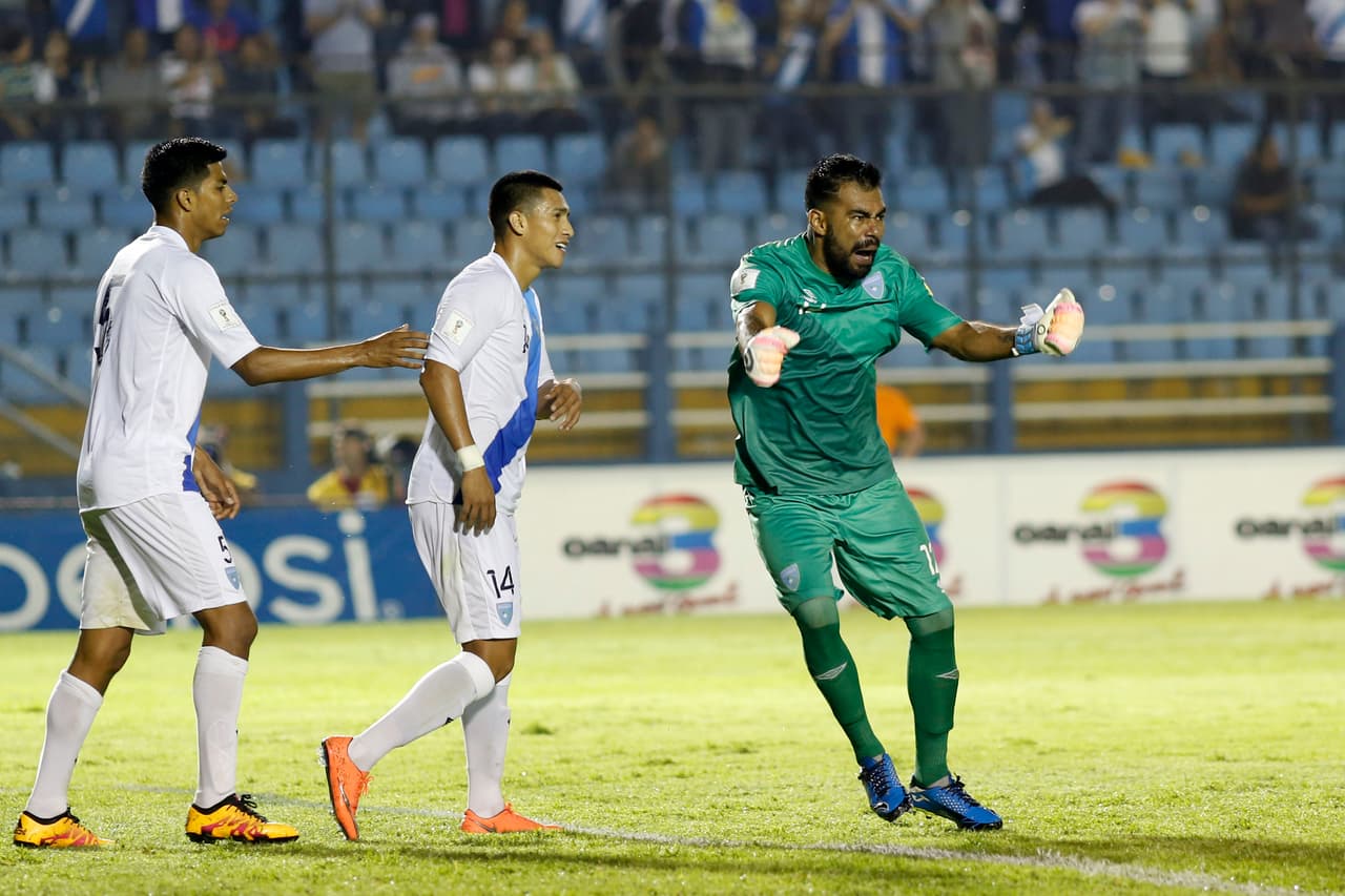 El portero Paulo Motta festejó la victoria al igual que el pueblo chapín.