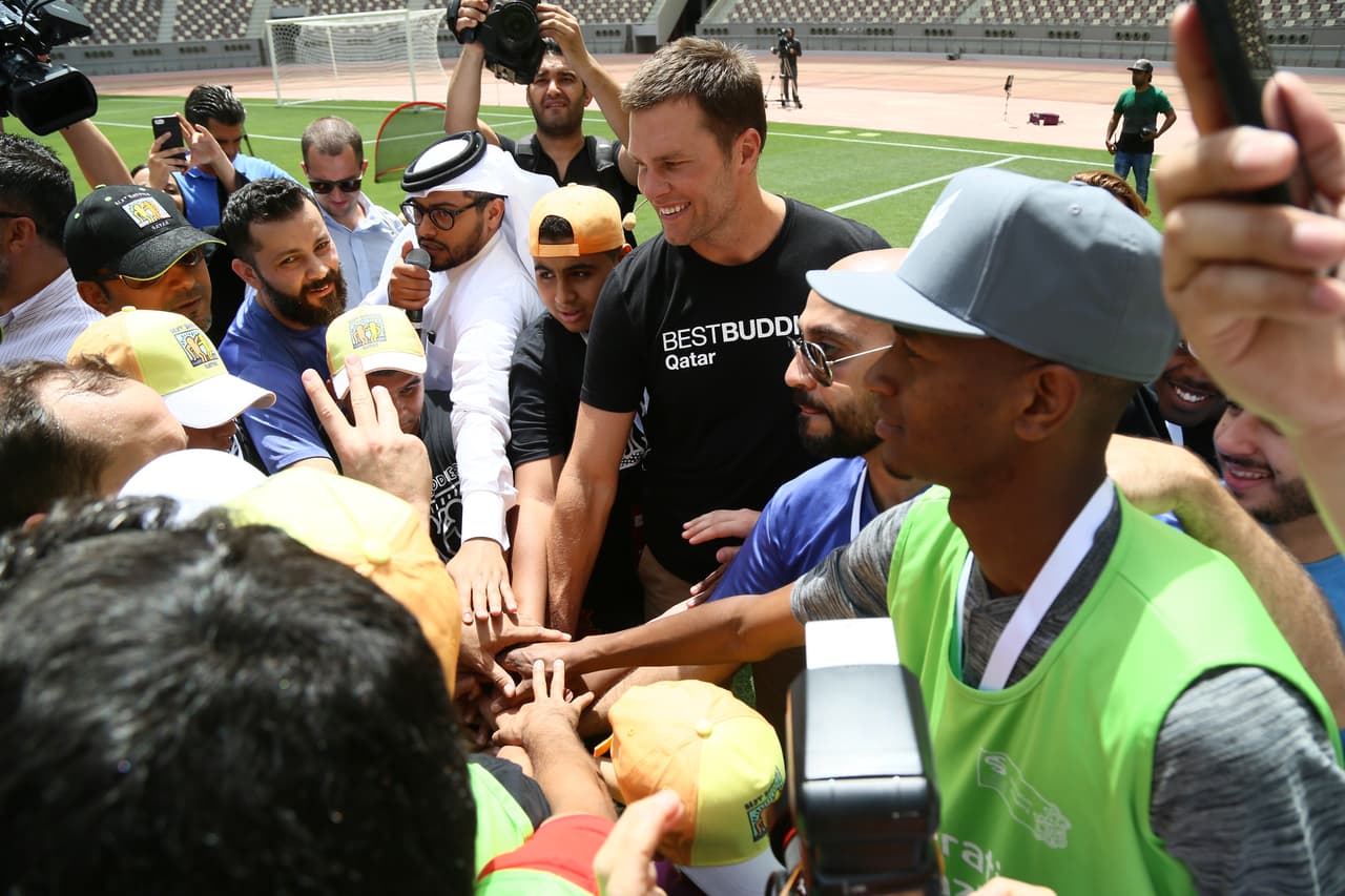La estrella de NFL Tom Brady está en Qatar en una sorpresiva visita con Best Buddies Global Ambassador, del que hace parte y busca promover la inclusión para las personas con discapacidades.