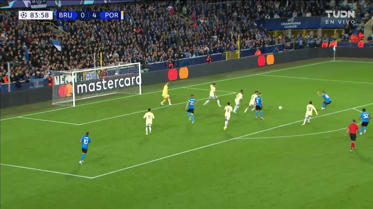 ¡TIRO ATAJADO! disparo por Ferran Jutglà.