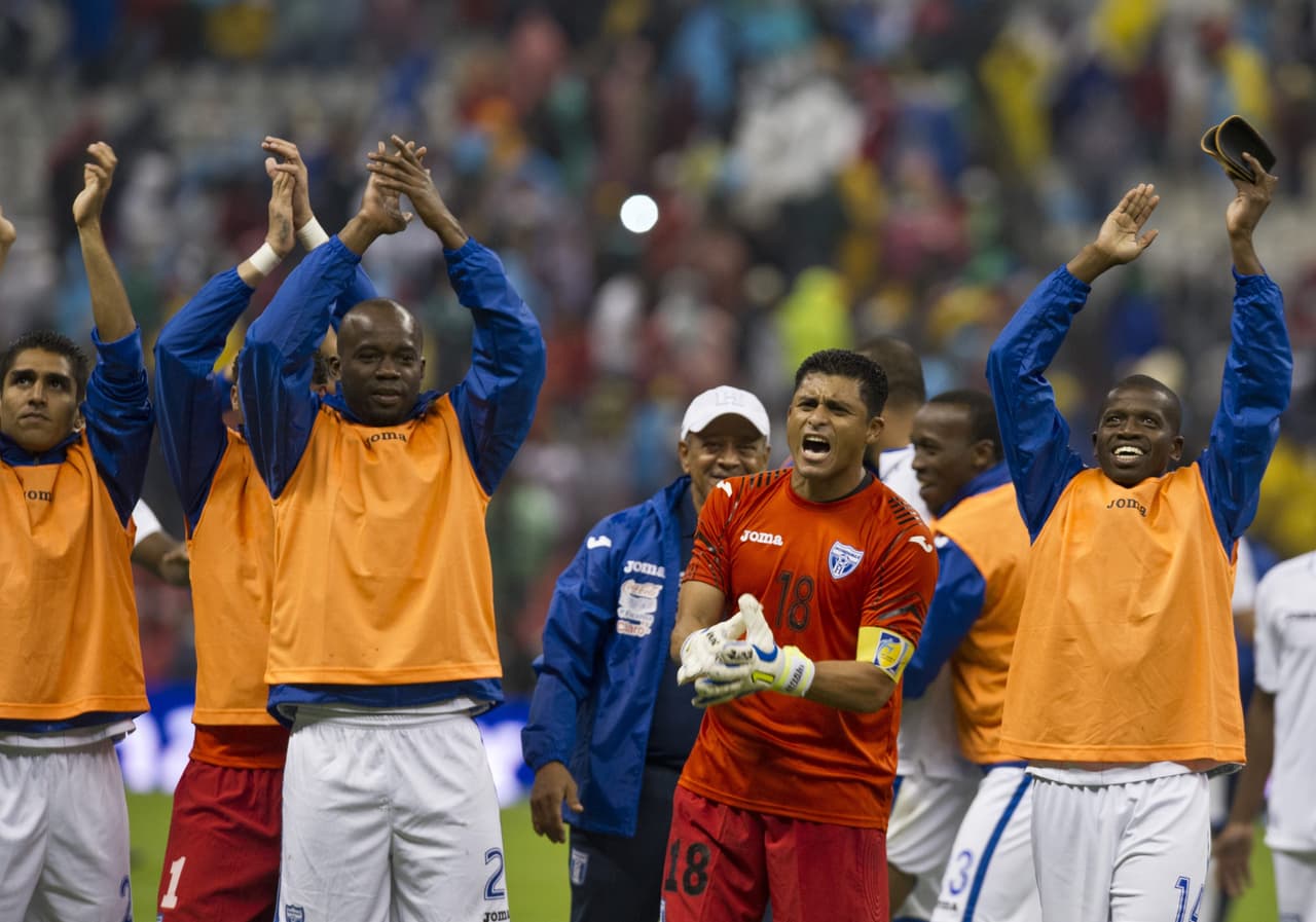 Los hondureños se acercaron a las gradas donde estuvieron sus seguidores para agradecer el apoyo y guardar para siempre el recuerdo de una victoria mítica.