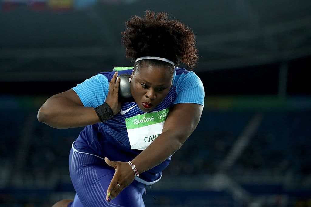 Michelle Carter obtuvo la medalla de oro en el lanzamiento de peso y dejó a Valery Adams con las ganas de su tercer título olímpico.