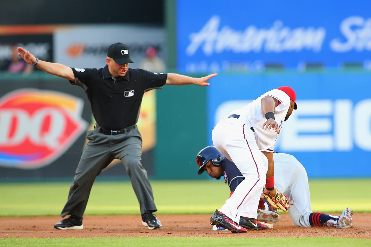 CLE 4 - 3 TEX: Cleveland se pone 2 - 0 en la campaña. Los Indios buscan regresar a la Serie Mundial luego que el año pasado perdieran el título ante los Cubs.