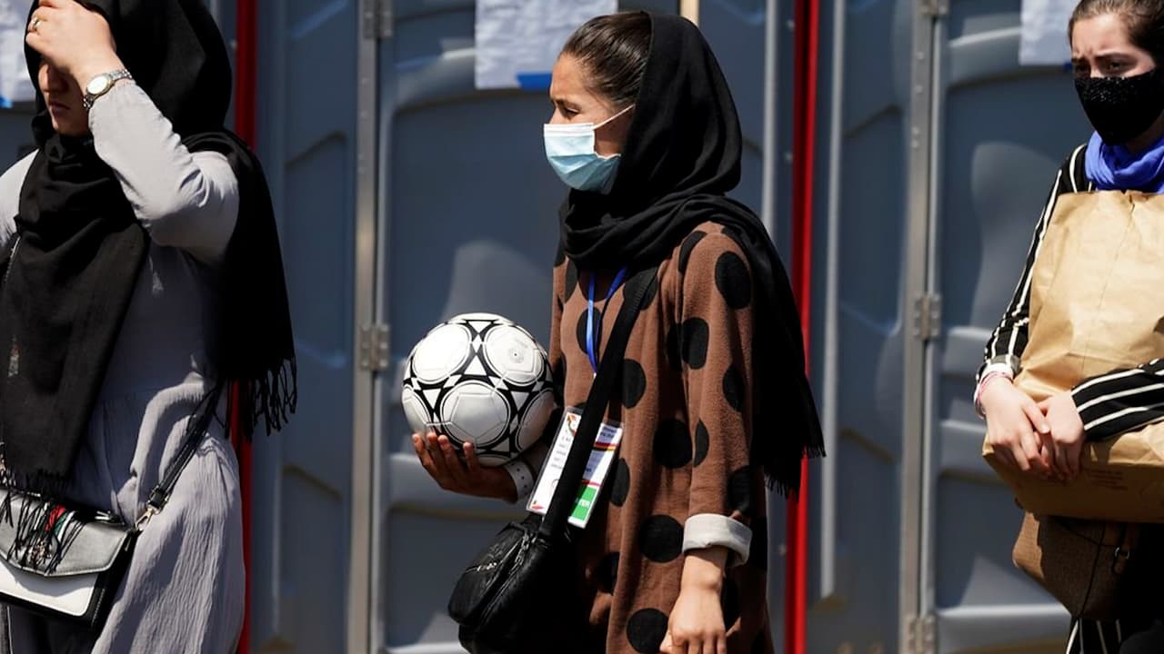 La selección femenil juvenil afgana escapa a Pakistán