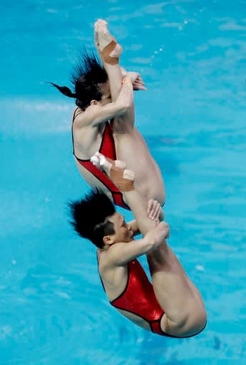 Las clavadistas chinas Tingmao Shi y Minxia Wu se colgaron la medalla de oro en la prueba de clavados sincronizados del trampolín de tres metros, en actividad de los Juegos Olímpicos Río 2016.