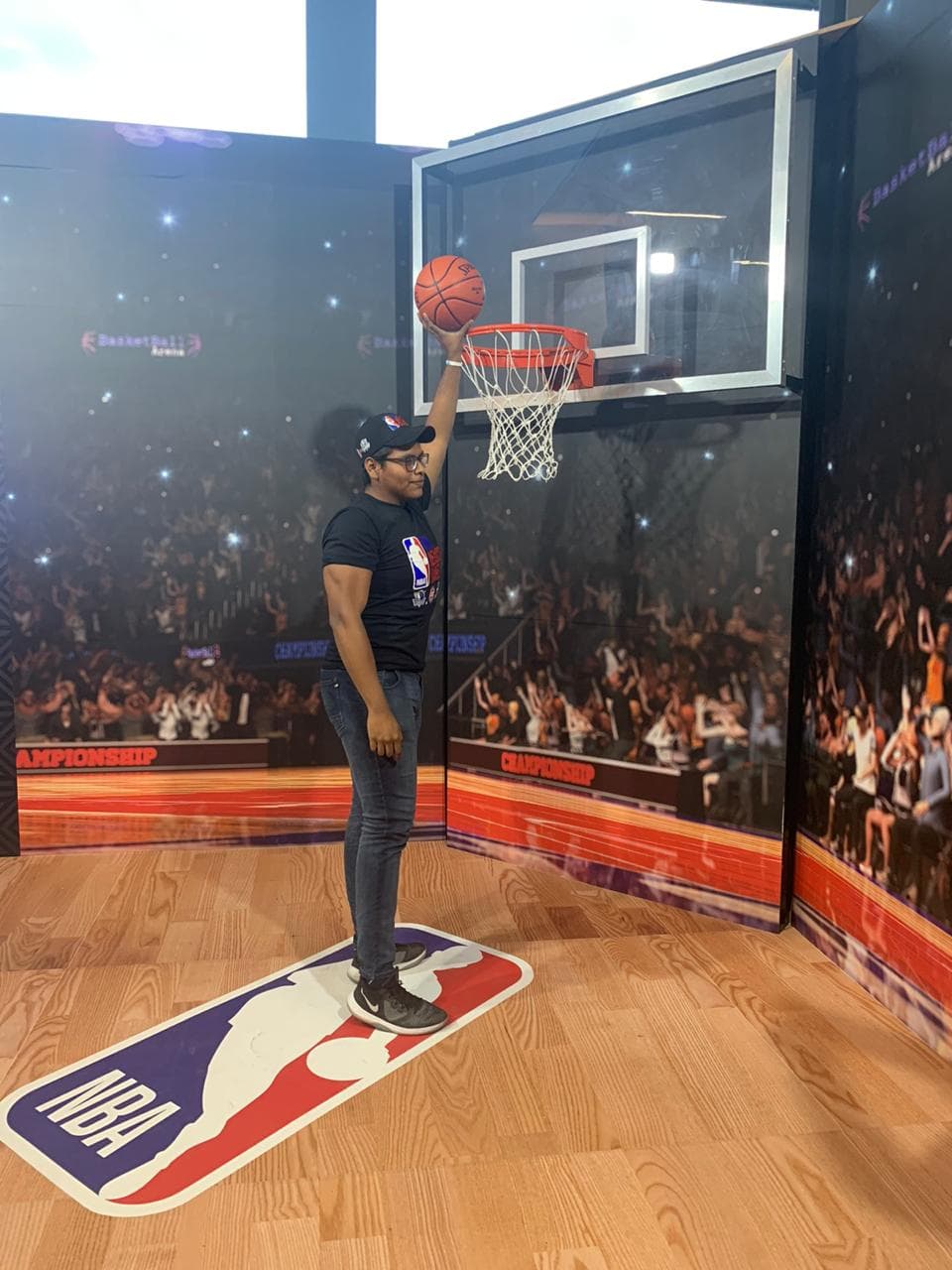 Con diversas actividades dentro de la Arena México, la afición ya calienta para el juego entre Pistons y Mavericks.