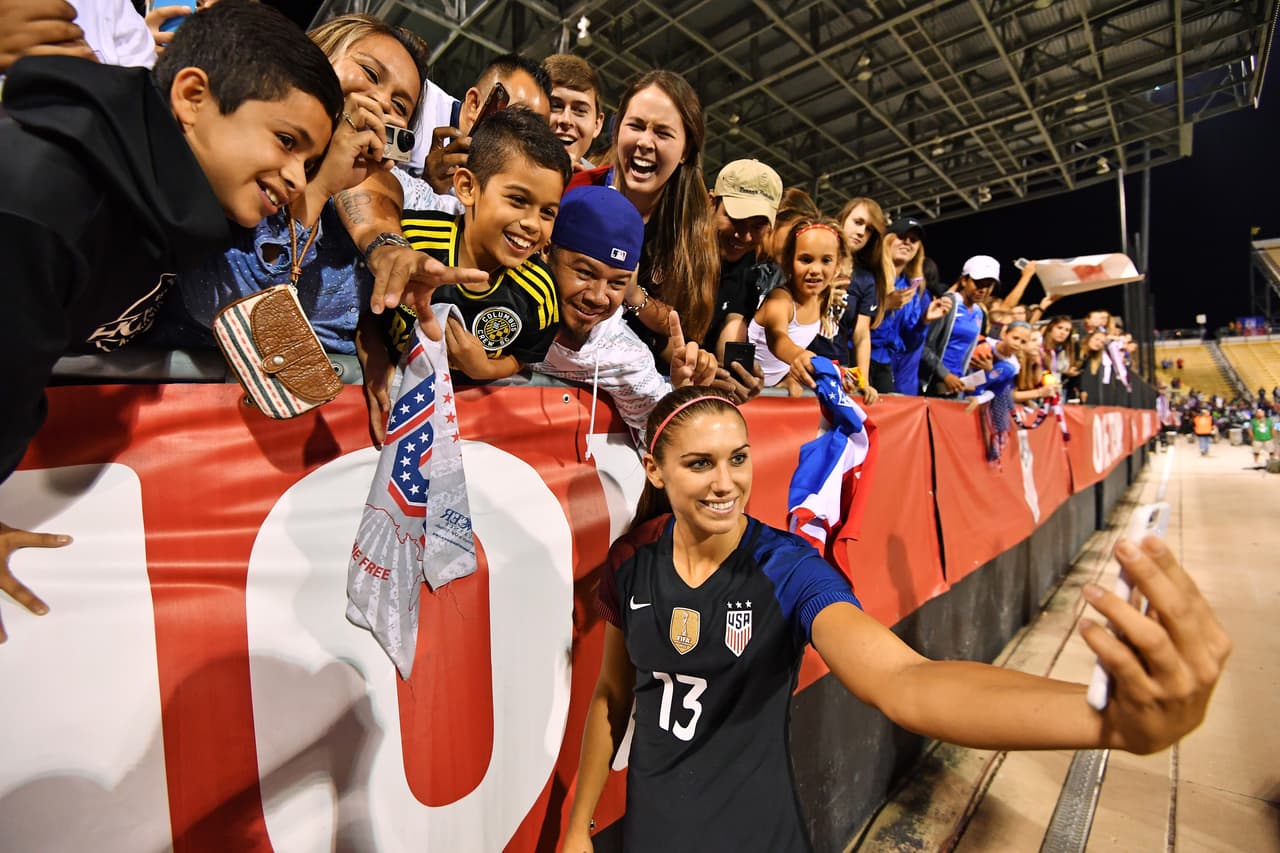 Alex Morgan es una de las figuras del fútbol femenino estadounidense con mayor reconocimiento es muy querida, en especial por los fanáticos más jóvenes.