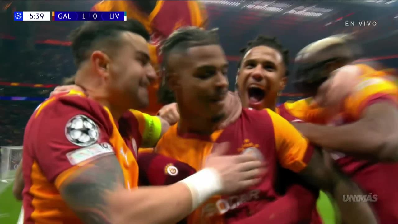 ¡Gran jugada! Mario Júnior empuja el balón tras recentro de Osimhen