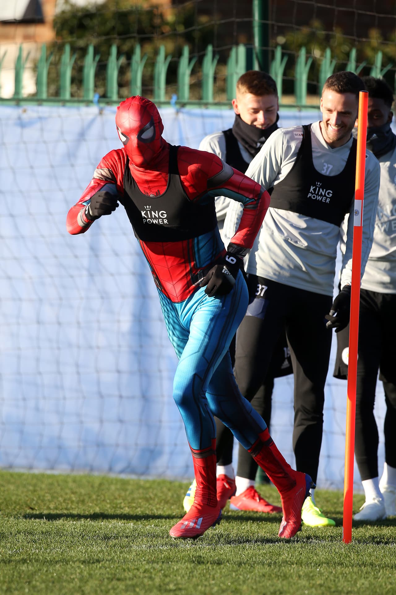 El misterioso Spiderman no era otro que el goleador del equipo e ídolo de la afición.