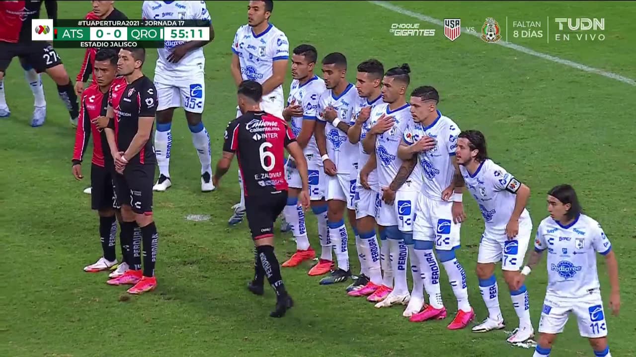 ¡CERCA! Luis Reyes disparó que se estrella en el poste.