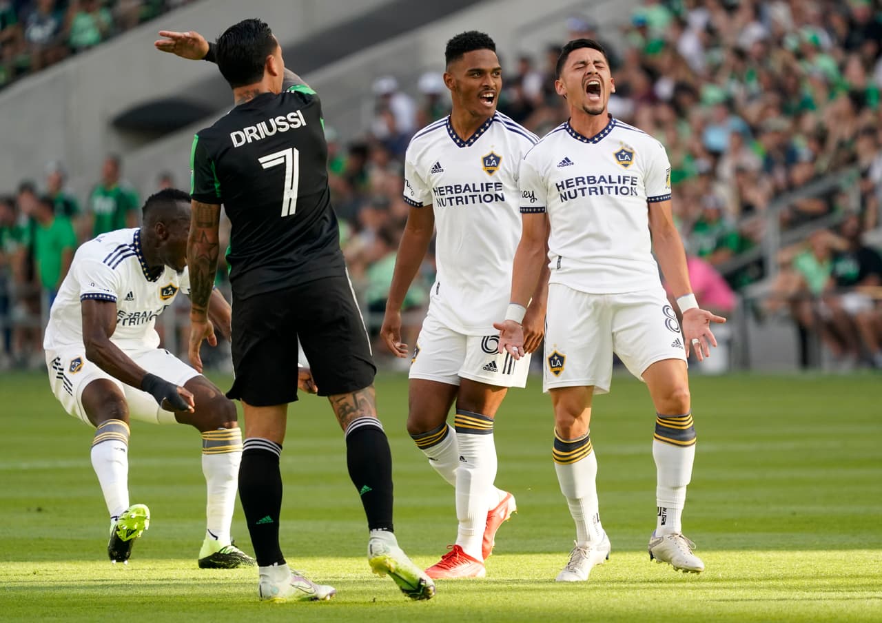 El volante llegado en esta pretemporada desde Toronto FC marcó su primer tanto para el club californiano.
<br>