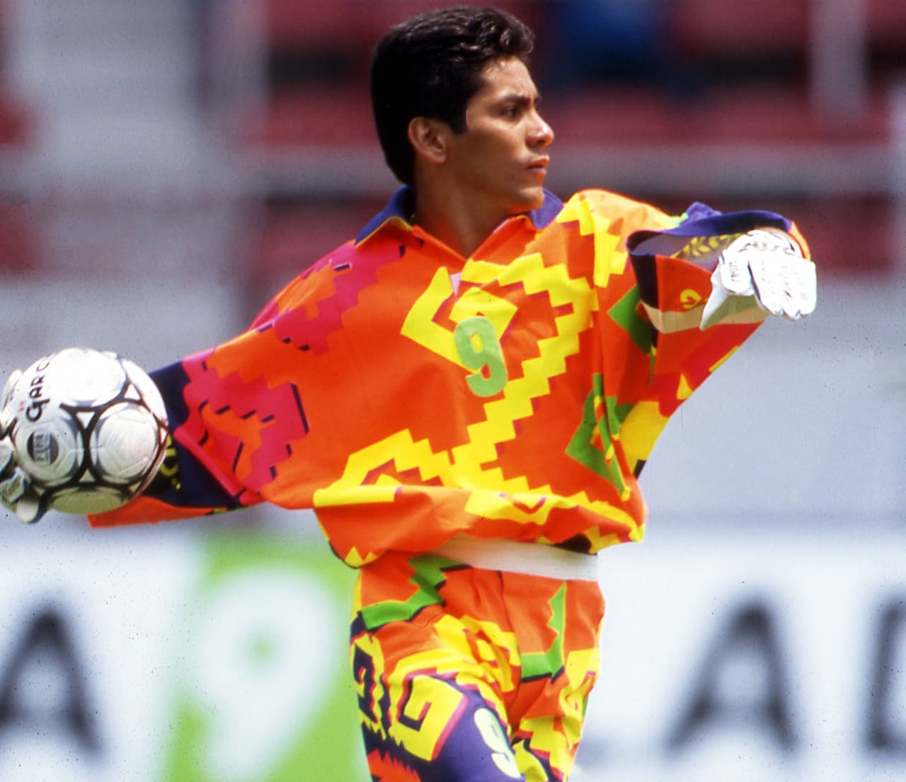 Se formó como jugador en los Pumas, pese a la negativa de su padre de mudarse a la Ciudad de México.