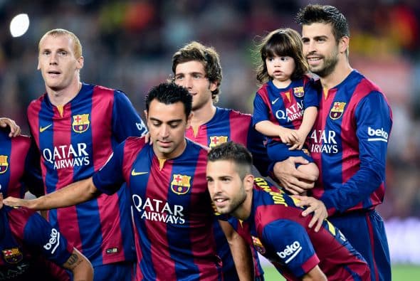 Y Milan se tomó la foto de equipo con todas las estrellas del Barcelona.