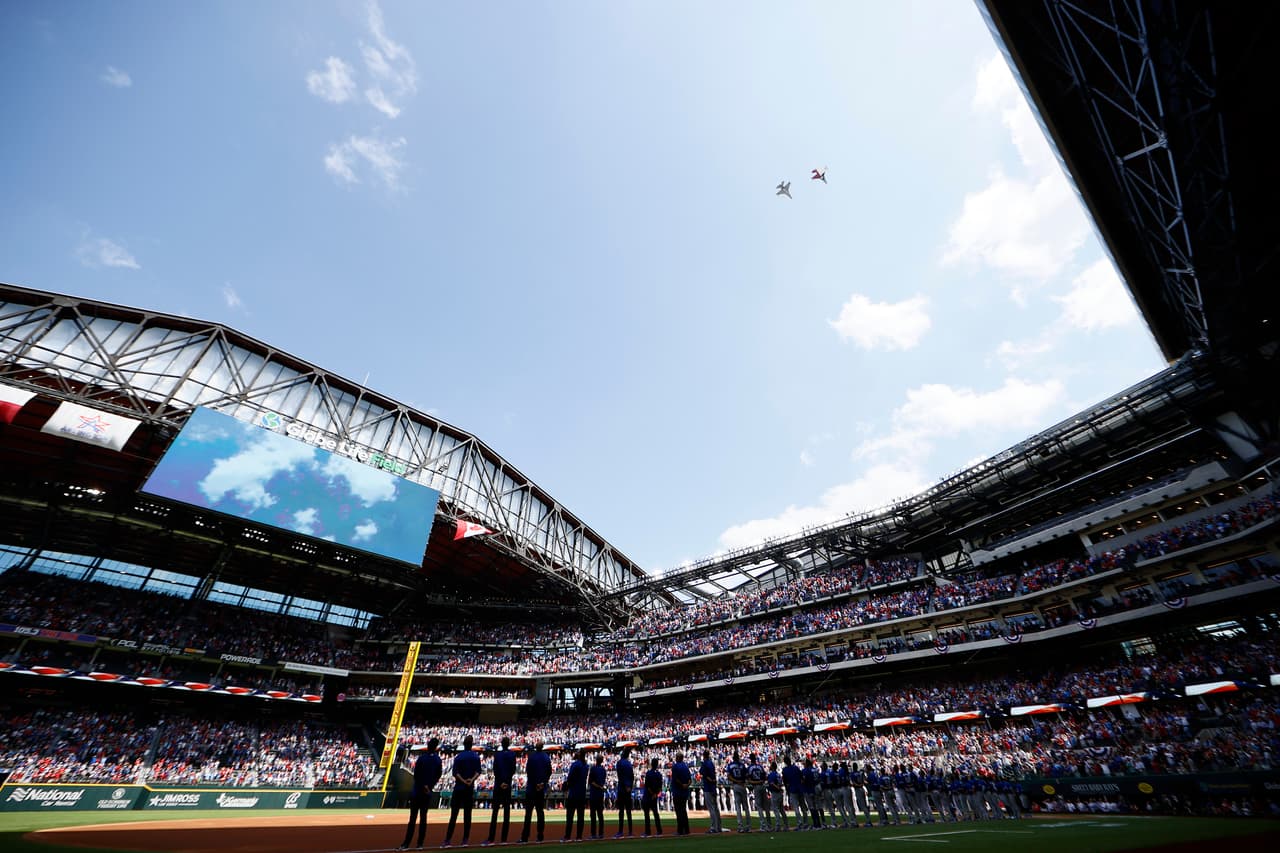 Los 37,238 asistentes llenaron el estadio Globe Life Field para presenciar el Blue Jays vs. Rangers Texas en tiempos de coronavirus.