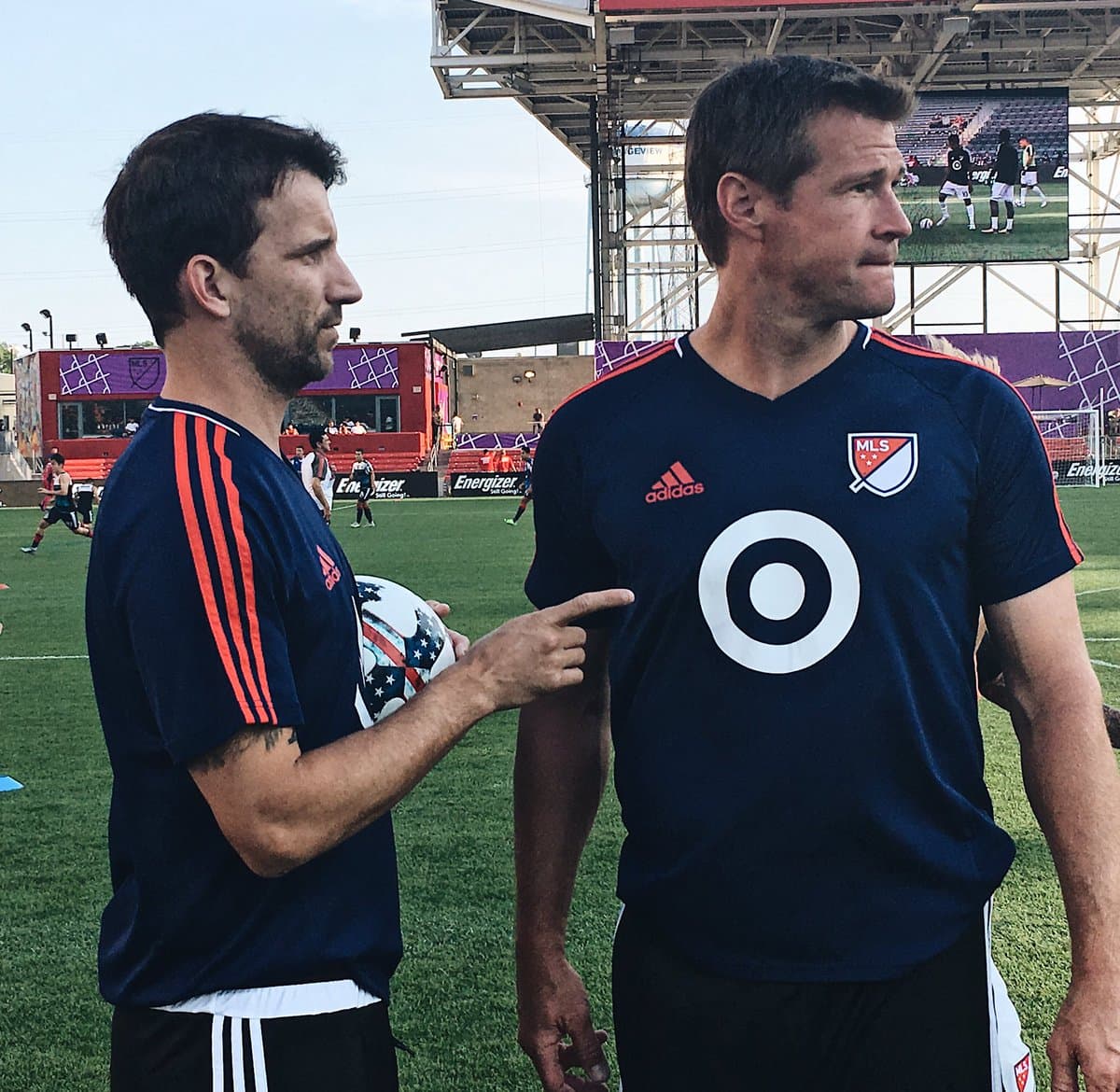 Los ex jugadores de a MLS, Mike Magee y Brian McBride fueron los entrenadores del equipo de canteranos de la MLS.