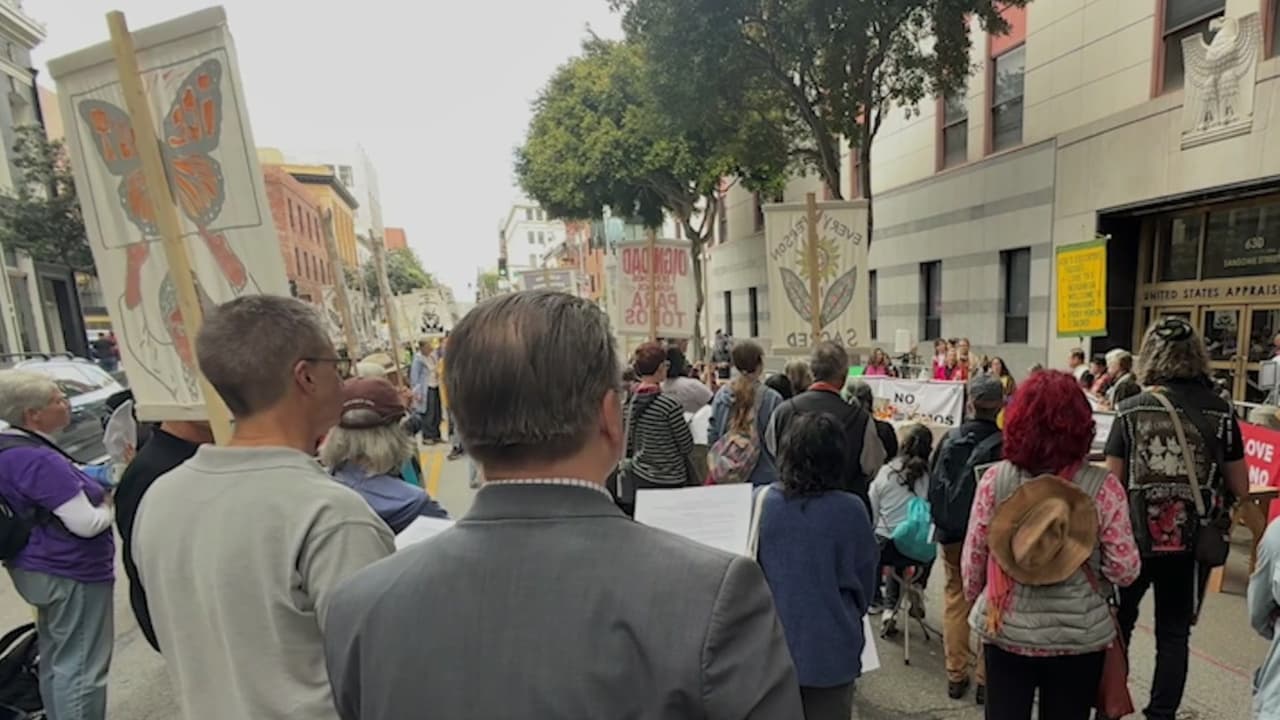 “Ganan dinero con nuestras familias”: Religiosos protestan frente a las oficinas de ICE en San Francisco