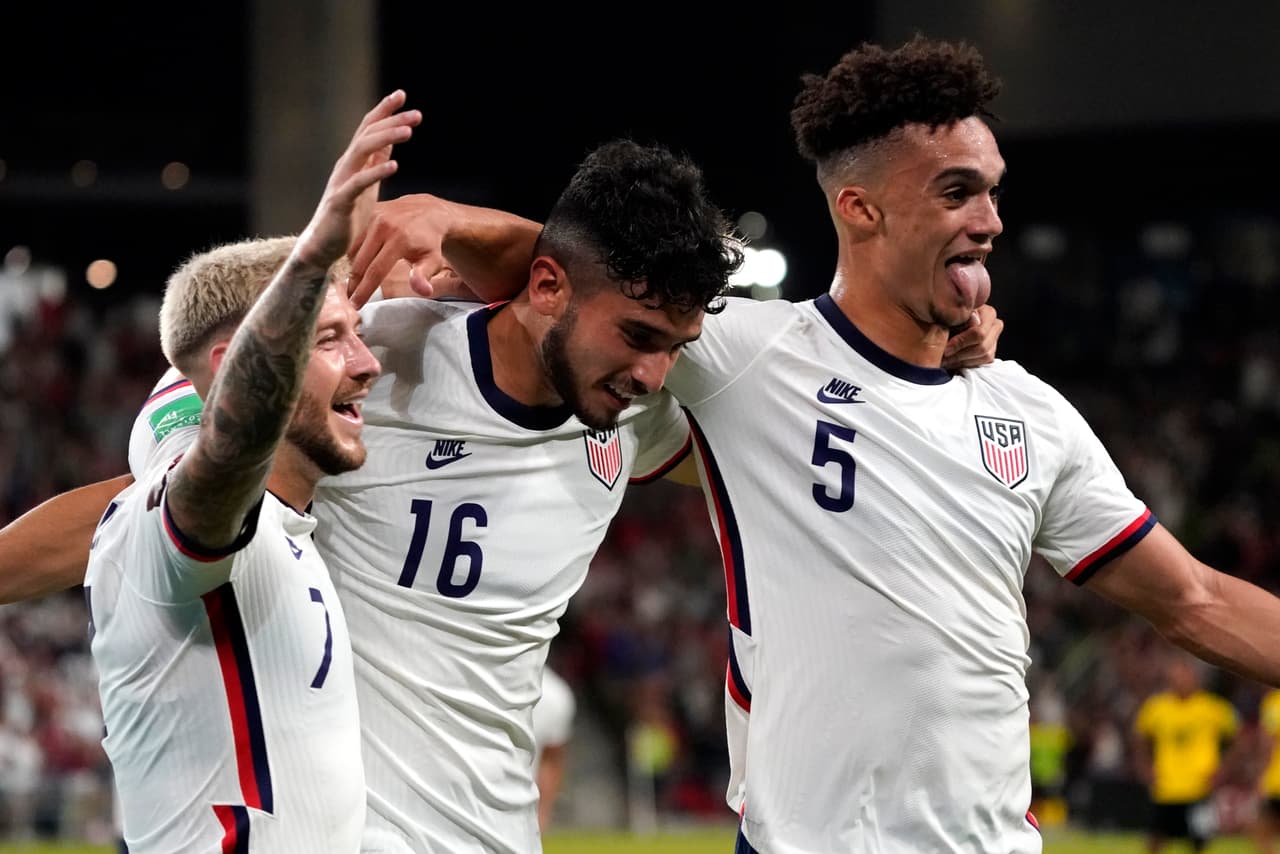 Paul Arriola y Ricardo Pepi celebran la victoria de Estados Unidos frente a Jamaica.