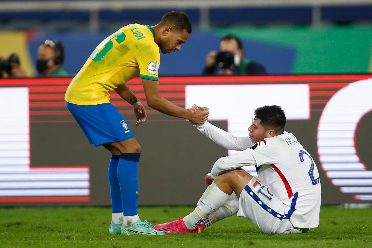 Tras eliminar a Chile, Renan Lodi le da la mano a Carlos Palacios.