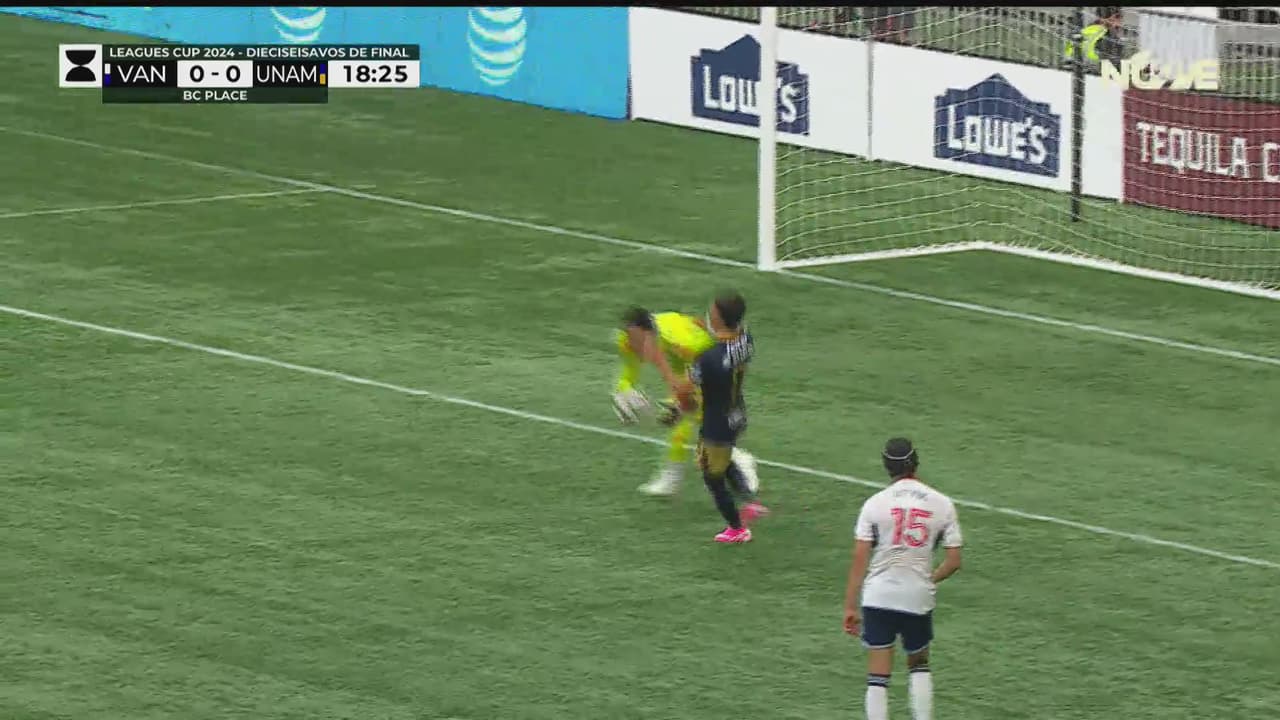 ¡Mucha confianza! Utvik casi le regala el gol a Pumas