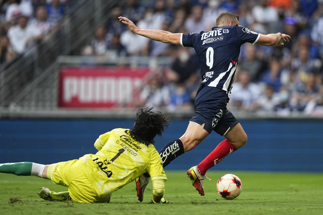 En la agonía del primer tiempo, el árbitro marcó un polémico penal de Acevedo sobre Janssen. Sin embargo, la repetición mostró que el neerlandés pisó la rodilla del arquero.