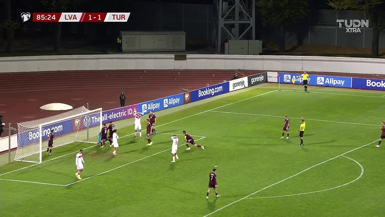 ¡TIRO ATAJADO! disparo por Cengiz Ünder.