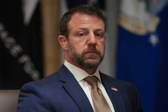 Migrantes con estatus temporal deberían buscar residencia permanente o irse del país, dice jefe de Seguridad Nacional