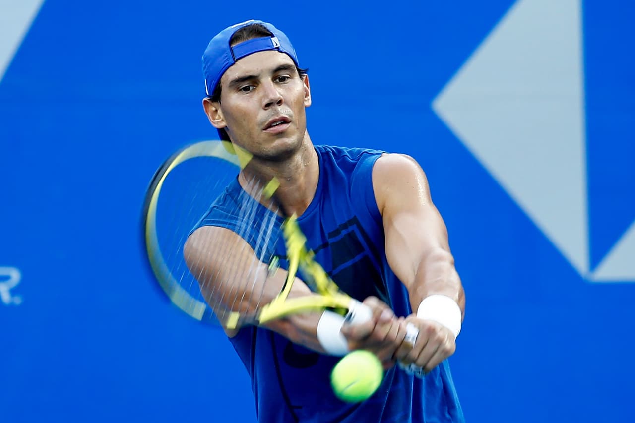Nadal usó una gorra de béisbol hacia atrás durante su entrenamiento y la temperatura estuvo rozando los 30 grados centígrados con un 60 por ciento de humedad, para tener un contexto de cómo fue su entorno.