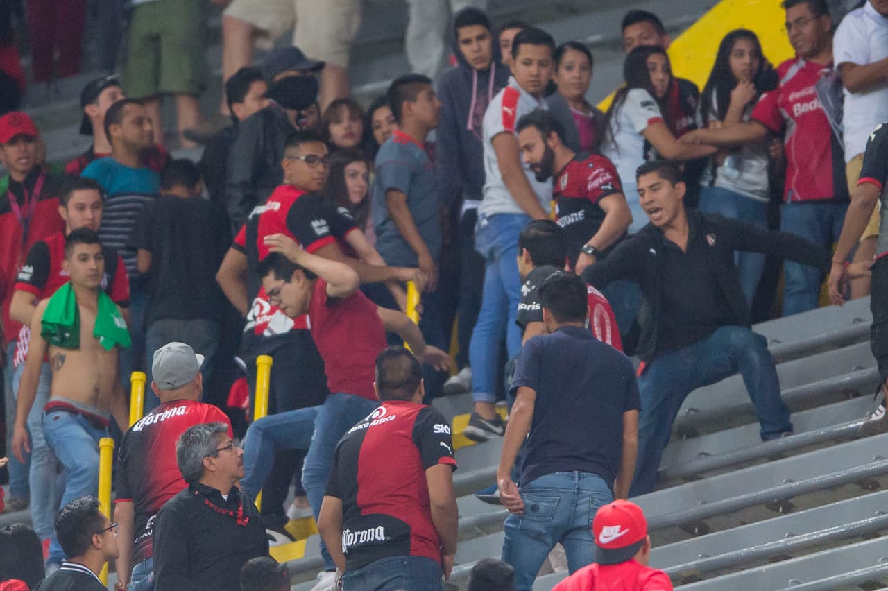 La fiesta del fútbol mexicano se vio empañada por desmanes, por suerte no de gravedad, por parte de algunos de sus fanáticos, luego de la derrota contra Monterrey en la fecha 9 del Clausura 2018.