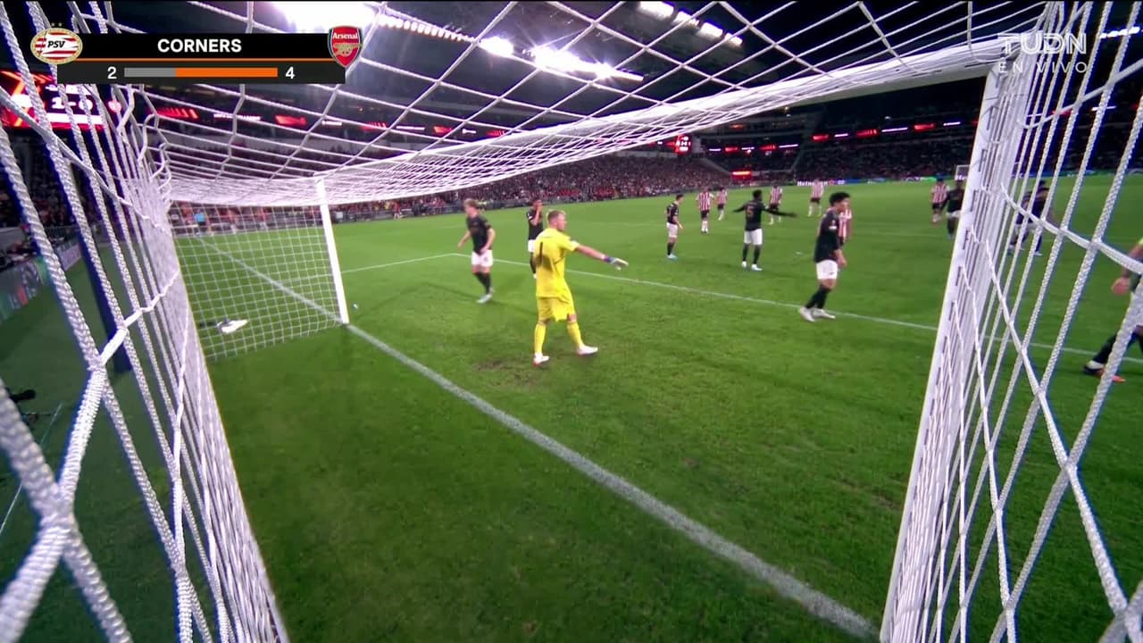 ¡GOL!  anota para PSV Eindhoven. Luuk de Jong