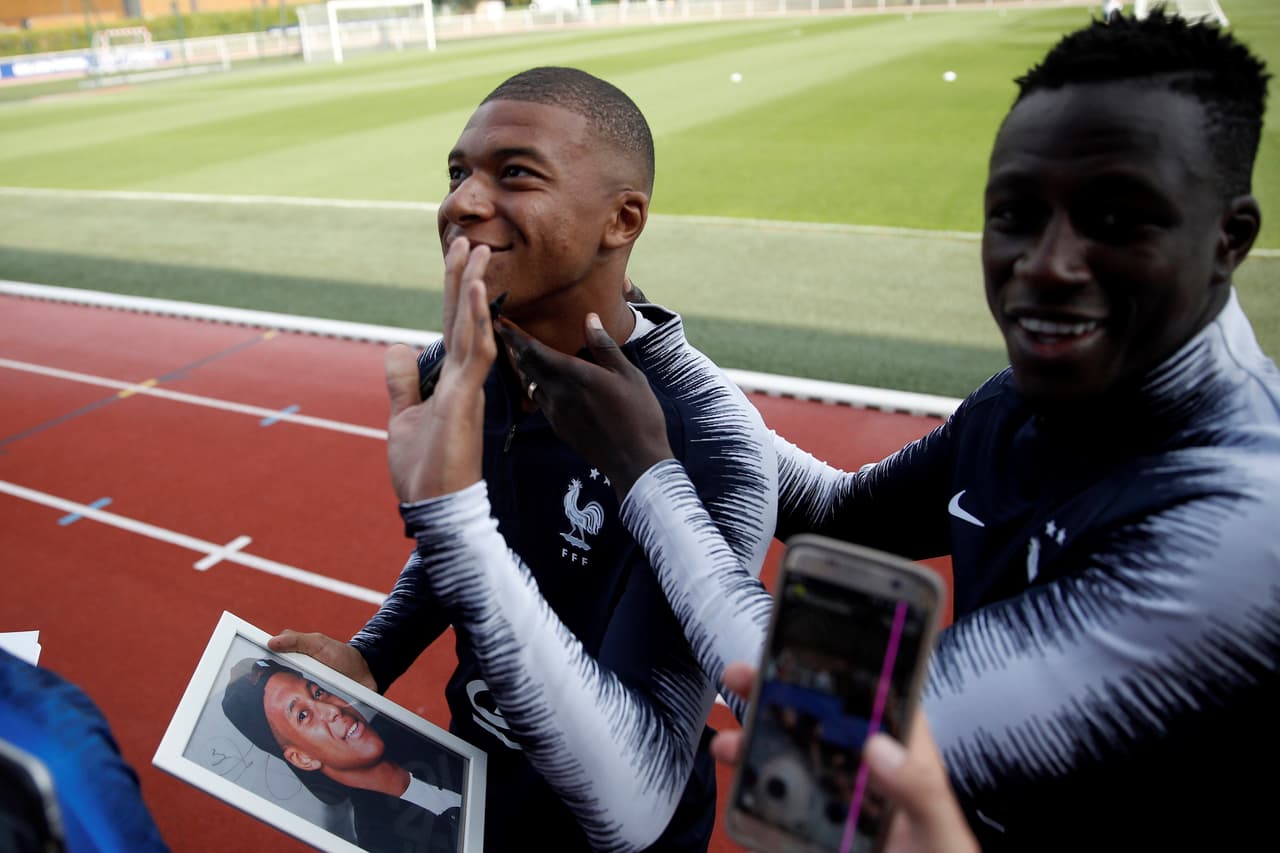 Los jugadores fueron recibidos como verdaderas estrellas y compartieron con los seguidores en medio de firma de autógrafos.