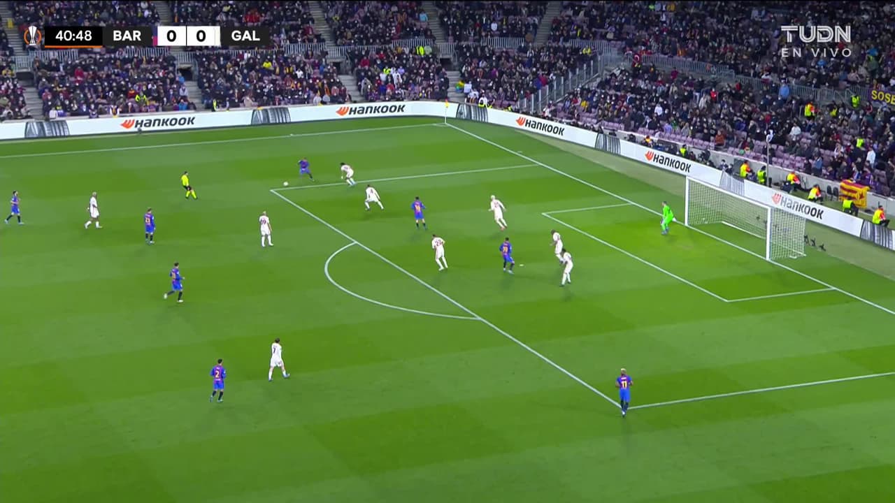 ¡TIRO ATAJADO! disparo por Memphis Depay.