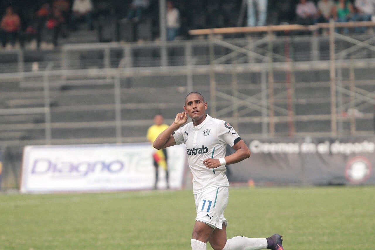 Pero apenas seis meses después, el Comunicaciones de Guatemala lo fichó y durante este último semestre, Izazola terminó dentro de los 10 mejores goleadores del torneo con cinco tantos.