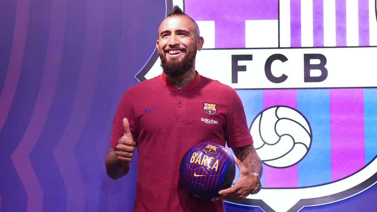 El mediocampista chileno de 31 años, Arturo Vidal, llegó a Barcelona este domingo para ser presentado oficialmente como nuevo jugador del club este lunes.