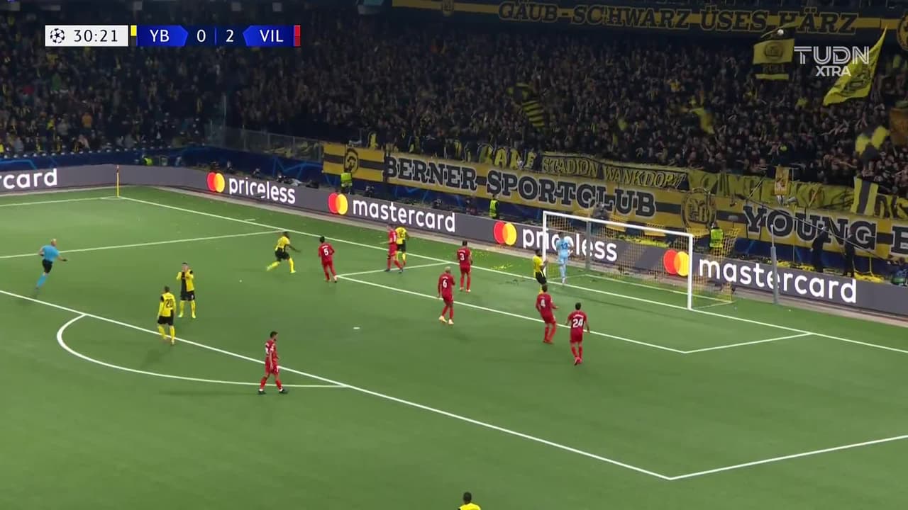 ¡CERCA! Michel Aebischer disparó que se estrella en el poste.