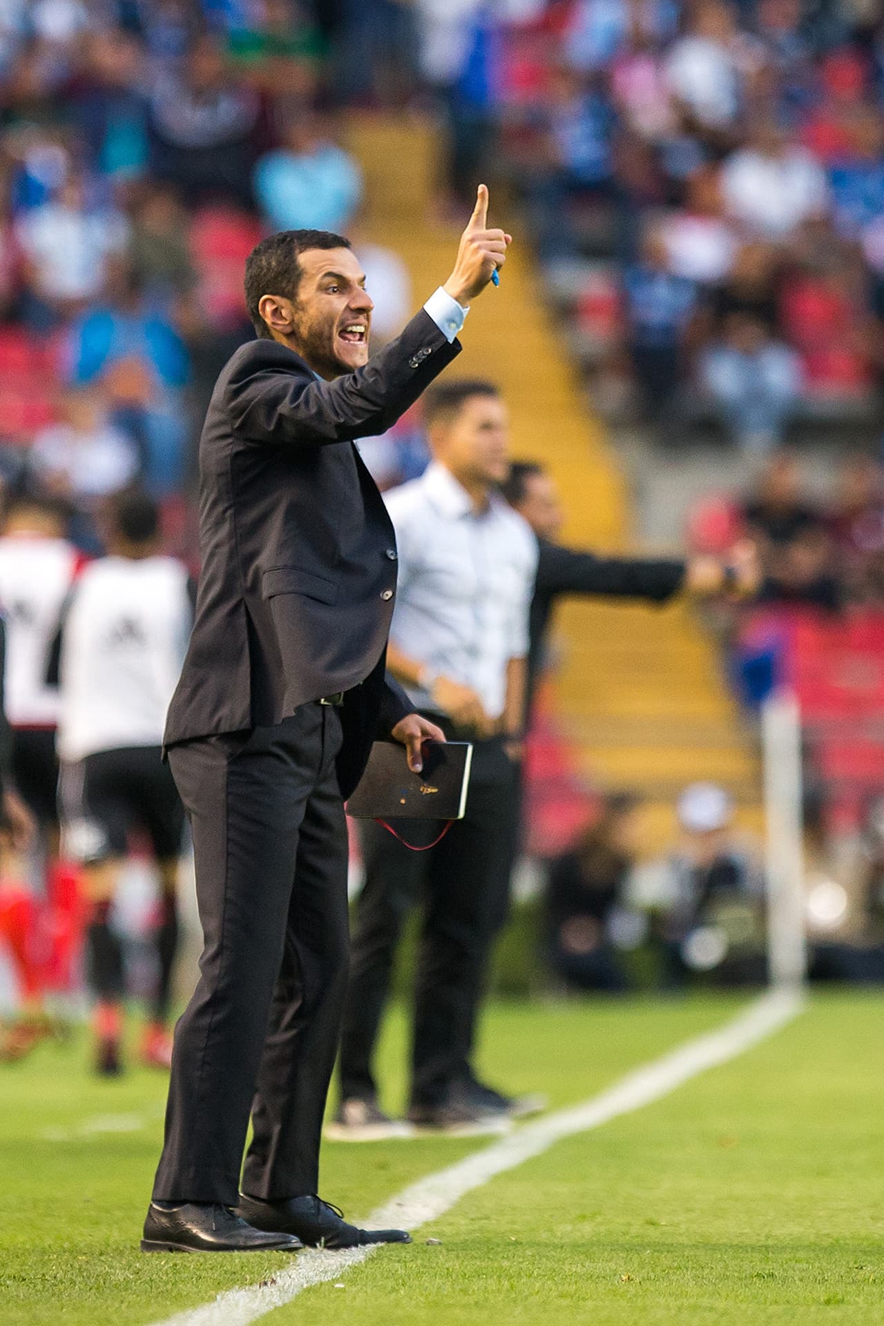 Jimmy Lozano da indicaciones. Querétaro necesitaba los tres puntos en casa para no alejarse de zona de clasificación.