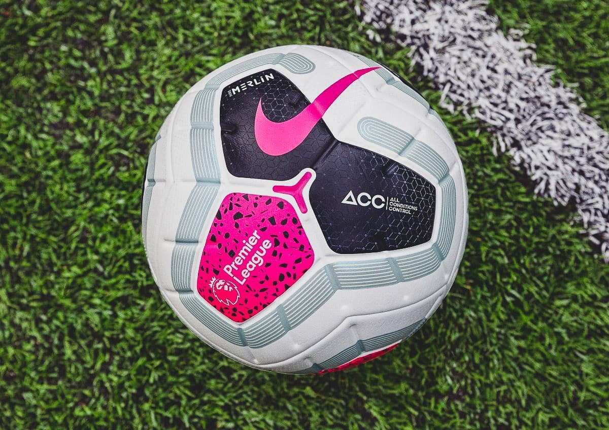 Con un diseño revolucionario, para lo que venía siendo, la Premier League anunció su nueva pelota para la próxima temporada la cual vuelve a tener le blanco como protagonista, pero esta vez los detalles son rosa, negro y gris.
