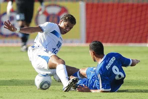 Ozael Romero fue la fortaleza en el mediocampo de los salvadoreños.