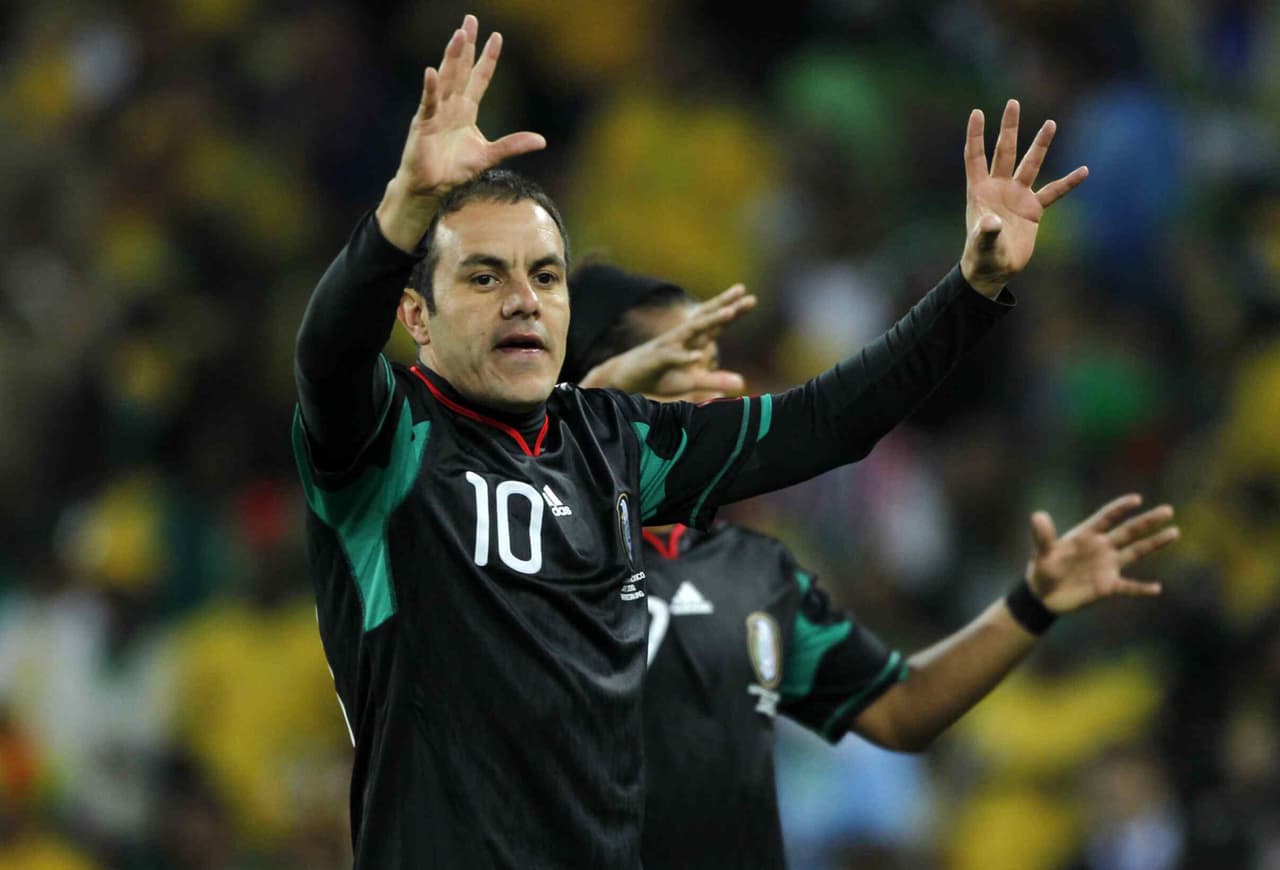El segundo uniforme del 'Tri' en 2010 fue negro y con colores bajo el brazo de la playera, en este caso verde.