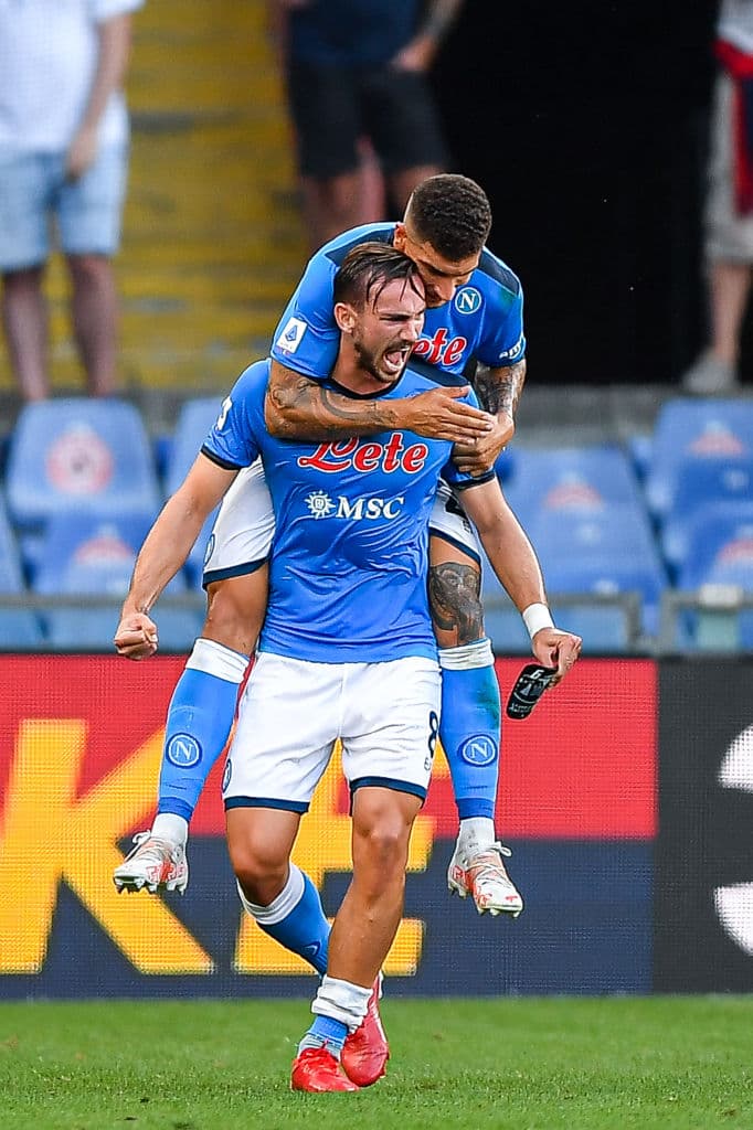 Napoli derrota al Genoa 2-1 durante la segunda Jornada de la Serie A. Fabián Ruiz Peña abrió el marcador a favor de los locales (39'), pero los 'rossoblu' empataron gracias a la anotación de Andreas Cambiasso al 69', pero ya al filo del partido, Andrea Petagna le dio la victoria a los de Spalleti. Hirving Lozano arrancó de titular el encuentro.