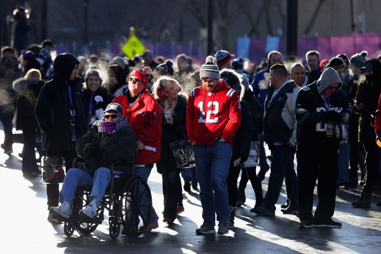 ¡Todo listo en el U.S. Bank Stadium para el Super Bowl LII! Los Patriots y los Eagles jugarán por el título de la NFL y ni siquiera las bajas temperaturas reducen la pasión de los miles de aficionados que ya están en el estadio.