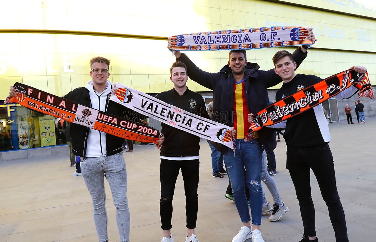 El clásico de la Comunidad valenciana entre el Villarreal y el Valencia, por la UEFA Europa League, se vivió con mucho color este jueves en las cercanías del estadio de La Cerámica entre ambas aficiones.