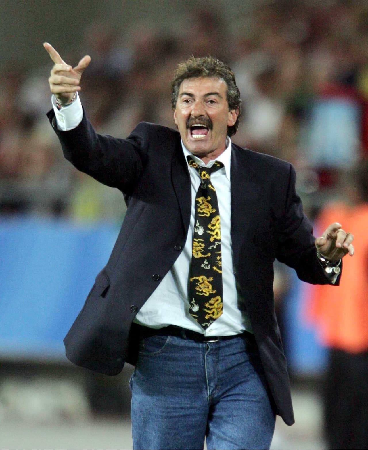 Durante su era al mano de la selección mexicana, el 'Bigotón' recibió duras críticas por sus corbatas estampadas con figuras de dragones chinos.