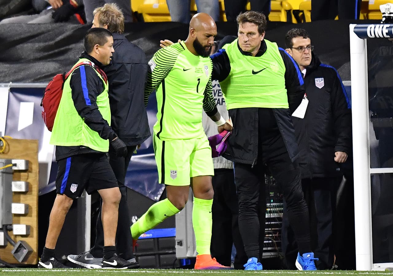 Tim Howard apenas pudo evitar en el minuto nueve el primer tanto en contra, pero fue impotente ante la debilidad de su defensa y la embestida mexicana. Salió lesionado al minuto 40 por un mal movimiento en un saque de portería. Calificación: 5